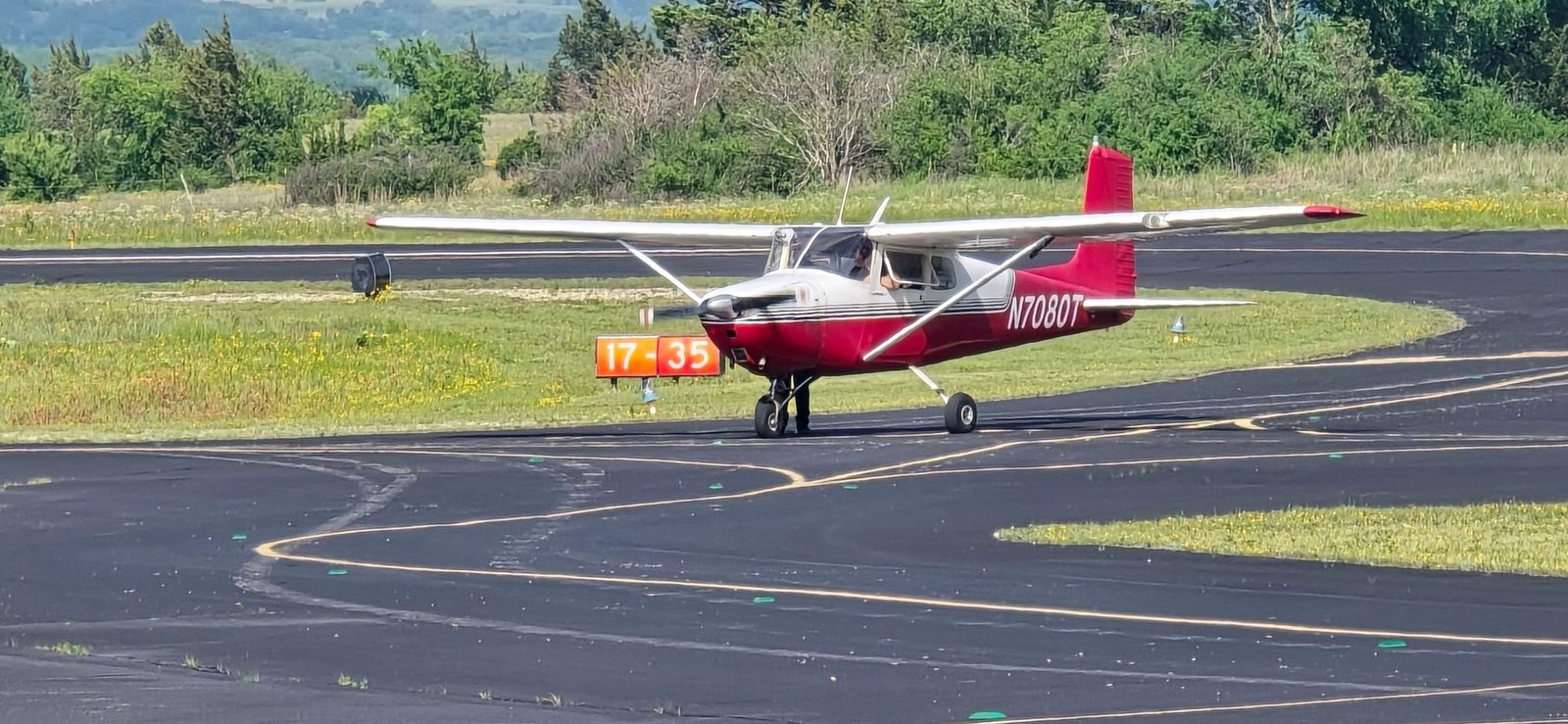 N7080T taxiing at Decatur Municipal Airport