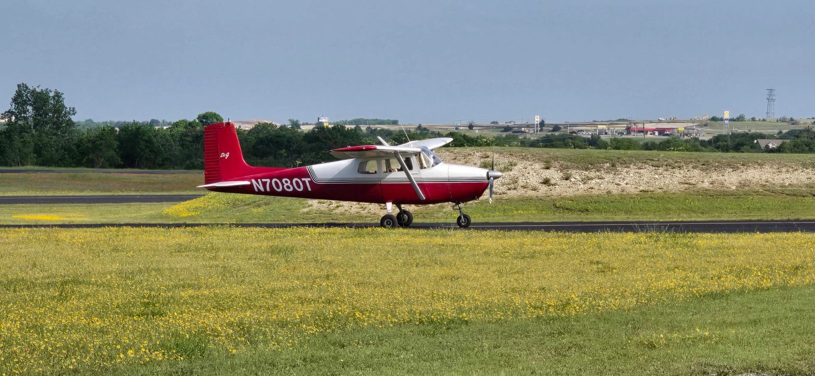 N7080T on the taxiway at Decatur Municipal Airport